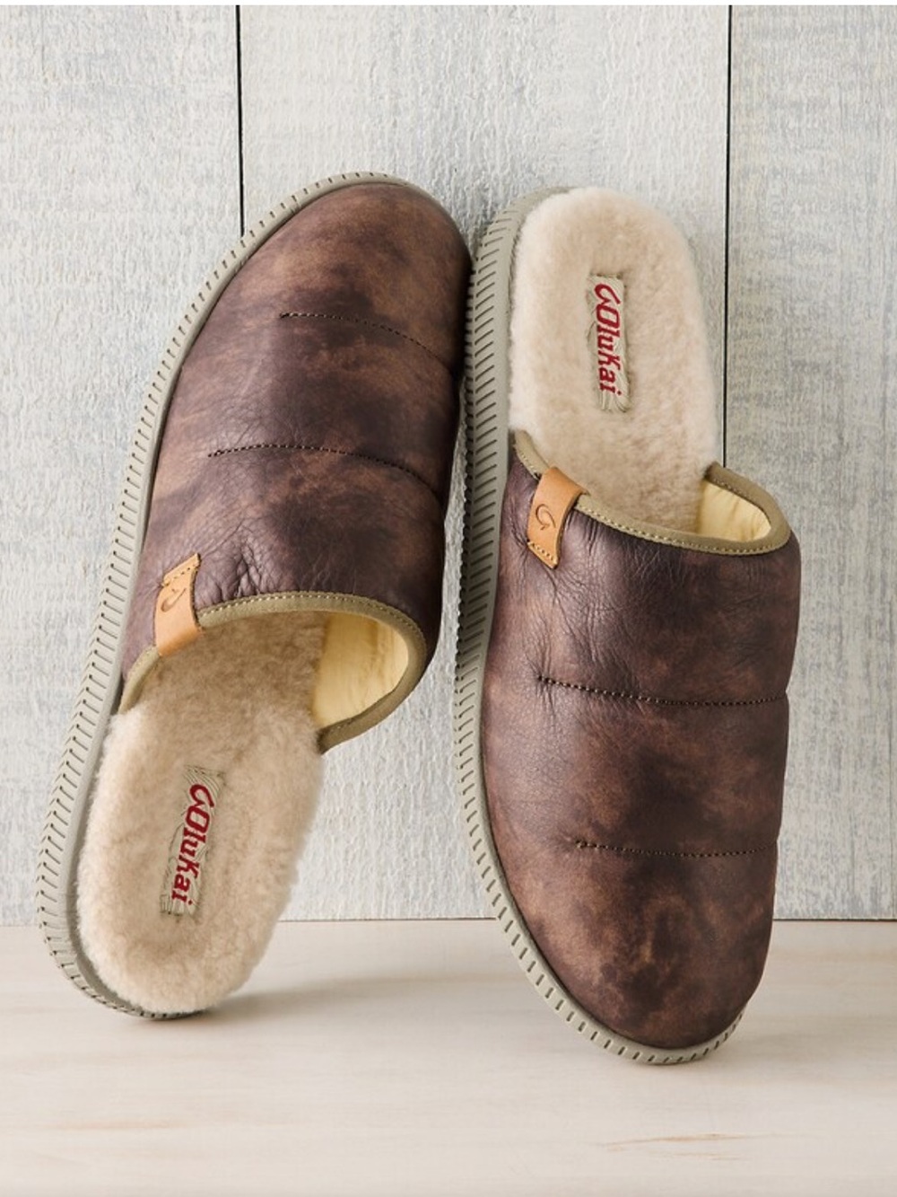 OluKai Mua 'Ili slippers
